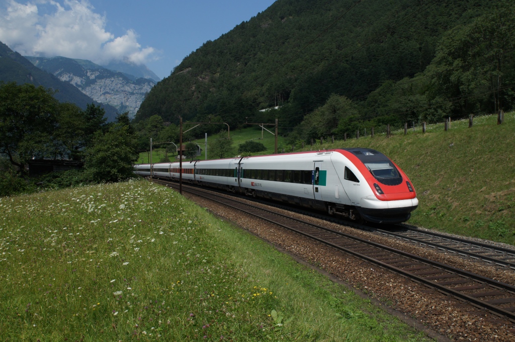 Weil das Licht in Silenen nicht mehr optimal war, verlegte ich meinen Standort nach Erstfeld. Der erste Zug, den ich dort ablichten konnte, war der RABDe 500 010-4. (25.7.12)