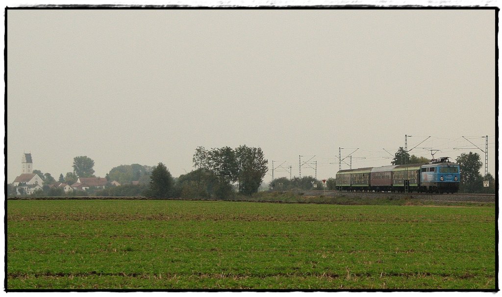 Weil diese Lok so schn ist, mchte ich ihr heute 2 Bilder widmen. Gemeint ist die 1042 520  Gera Mond  die am 02.10.2010 dem DPE 1760 von Passau bis nach Northeim. Standort ist kurz vor Moosham. (02.10.2010)