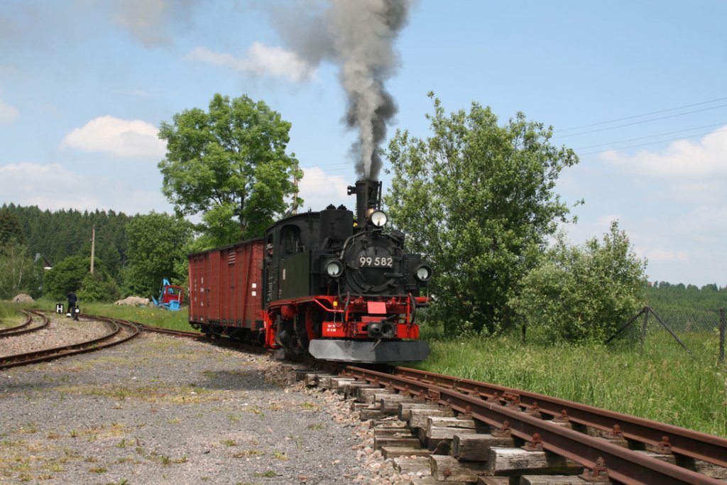 Weil in Neuheide eine Kreuzung von drei Zgen geplant war,musste 99 582 auf die Verladerampe Rangieren.IV.WCd-Schmalspurbahnfestival 13.06.10. 