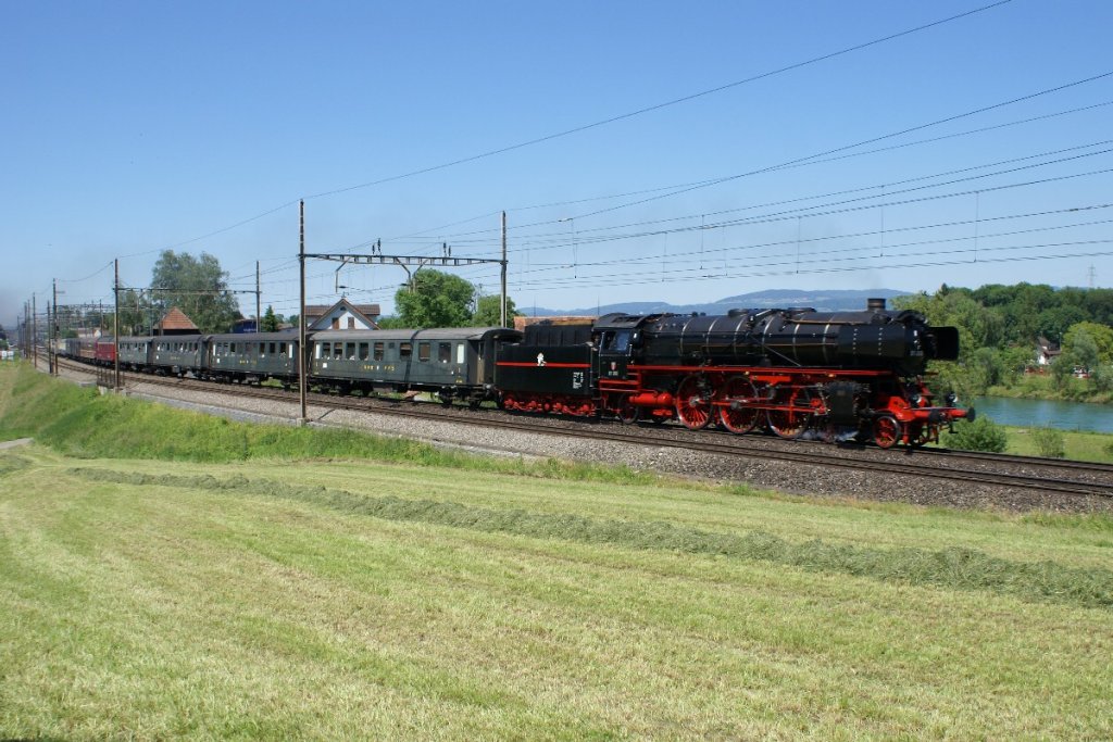 Weil die Pacific 01 202 in Wohlen Wasser tanken musste, hatte ich die Gelegenheit, diese zu berholen und in Sins noch einmal abzulichten. (5.6.10)
