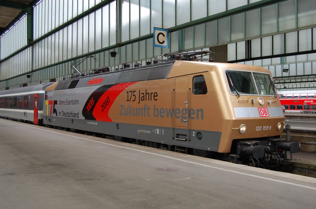 Weil sie so schn und auch noch sauber ist, gibt es noch eine etwas seitliche Aufnahme der halb in Silber und halb in Gold gehaltenen 120 159-9 des GB Fernverkehrs. Das Bild stammt vom 27.5.2010 und entstand im Stuttgarter Hauptbahnhof.