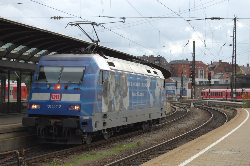 Weil sie so schn ist, gleich noch ein Bild von der anderen Seite. 101 102-2  Wir Menschen sind alle gleich  aufgenommen am 26.10.2009 in Ulm beim Rangieren.