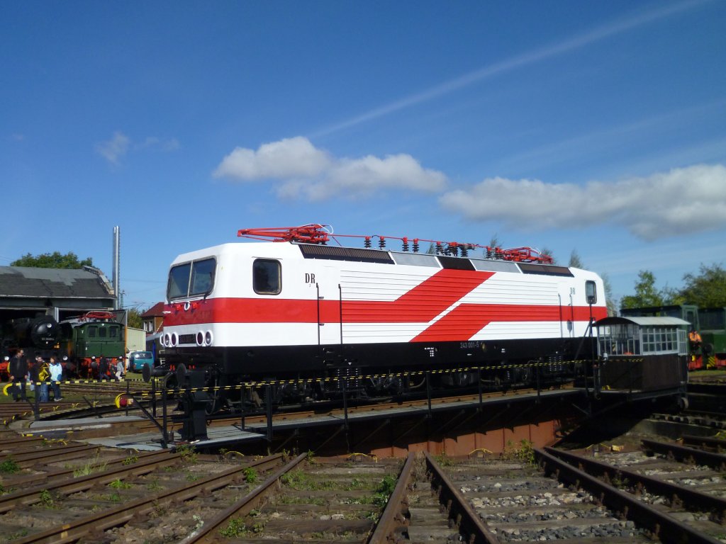 Weil Sie in der Sonne so sch�n aussieht, hier nochmal 243 001-5 (143 117)zusehen beim BW Fest in Weimar, am 09.10.11.

