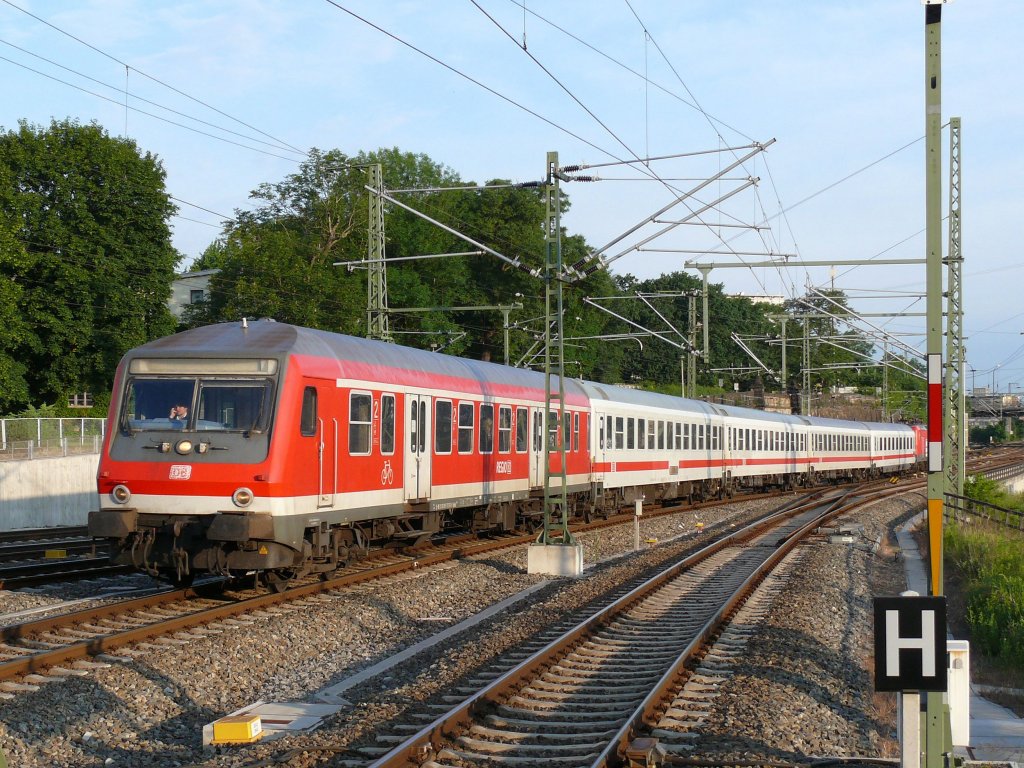 Weil wegen technischer Probleme etliche ICE´s aus dem Verkehr gezogen werden mussten, pendelte zwischen Dresden und Leipzig dieser Ersatzzug, hier bei Einfahrt in Dresden Hbf.; 06.06.2009
