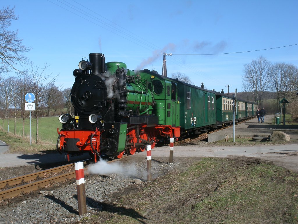 Weil zwei Fahrgste,am 03.Mrz 2013,in Posewald aussteigen wollten,hielt der P 104 Ghren-Putbus,gezogen von der Mh52,in der Bedarfsstation.