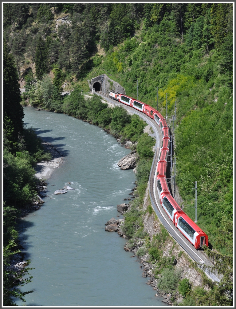 Weils so schn ist, noch ein paar Ausblicke von der Ruine Wackenau. (20.05.2011) Die Glacier Express 905 und 907 mit Ge 4/4 III 641  Maienfeld  sind auf dem Weg nach Zermatt.