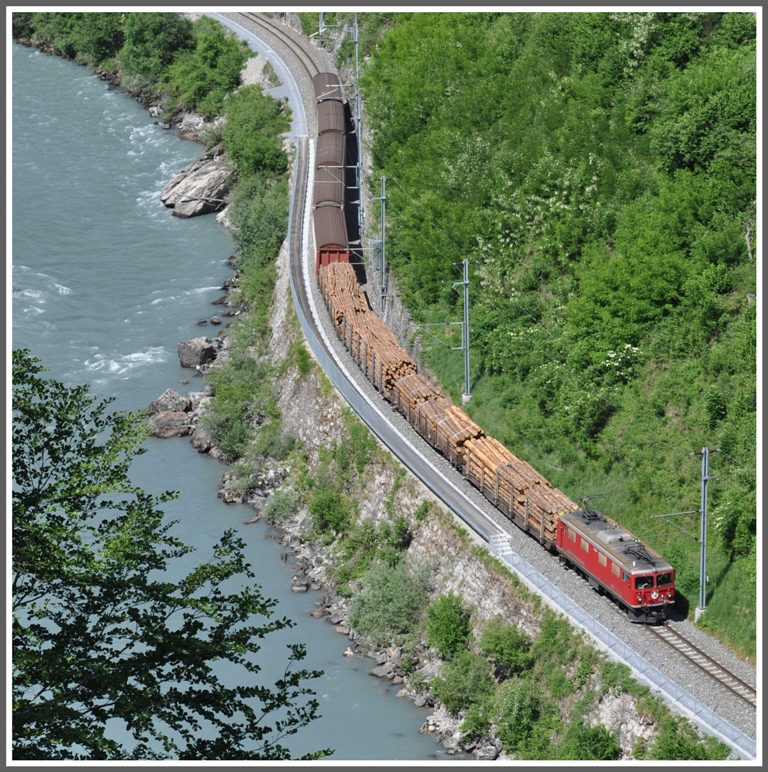 Weils so schn ist, noch ein paar Ausblicke von der Ruine Wackenau. (20.05.2011) Ge 4/4 I 603  Badus  zieht einen Gterzug durch die Vorderrheinschlucht talwrts.