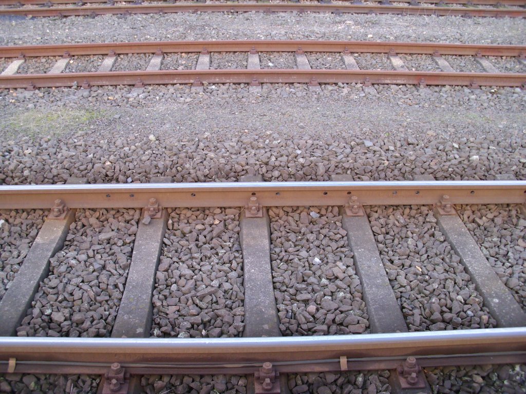 Wei jemand vieleicht warum das Gleis die Lcher hat? Zu finden in Lage (NRW).