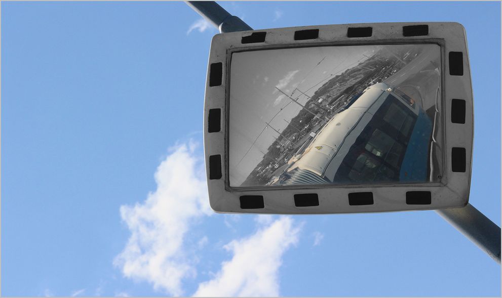 Wei/Blau x 2 - Durch die schne Farbgebung von Gteborgs Straenbahnen ist das Aufnahmen der Himmelsfarben somit doppelt mglich... Der Schuss entstand an der Endstation und Fhranlegestelle Saltholmen. 11.7.2013