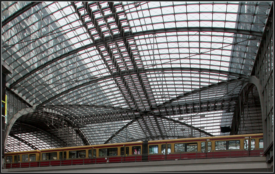 Weit gespanntes Glasdach -

S-Bahn unter dem Glasdach des Berliner Hauptbahnhofes. 

16.08.2010 (M)