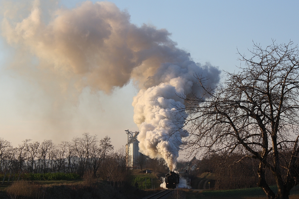 Weit hr- und sichtbar bewltigen die NLB 93.1420 und VdEA 52.4984 am 09.12.2012 mit einem Rbenzug die Steigung nach dem Bf. Dobermannsdorf.