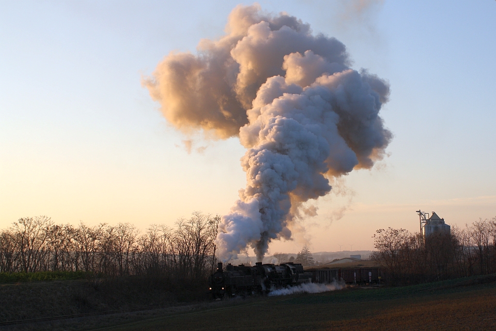 Weit hr- und sichtbar bewltigen die NLB 93.1420 und VdEA 52.4984 am 09.12.2012 mit einem Rbenzug die Steigung nach dem Bf. Dobermannsdorf.

