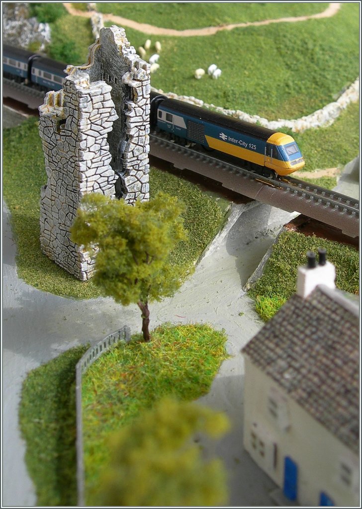 Weit weg, in der grossen Hauptstadt, in eine kleine Büro wurde heute entschieden, diesen zur Ruine verkommen Turm aus dem Jahre 1066 zu entfernen, da er auf dramatische weise zerfällt und eine Gefahr für den Verkehr auf Strasse und Schiene darstellt.
5. April 2013