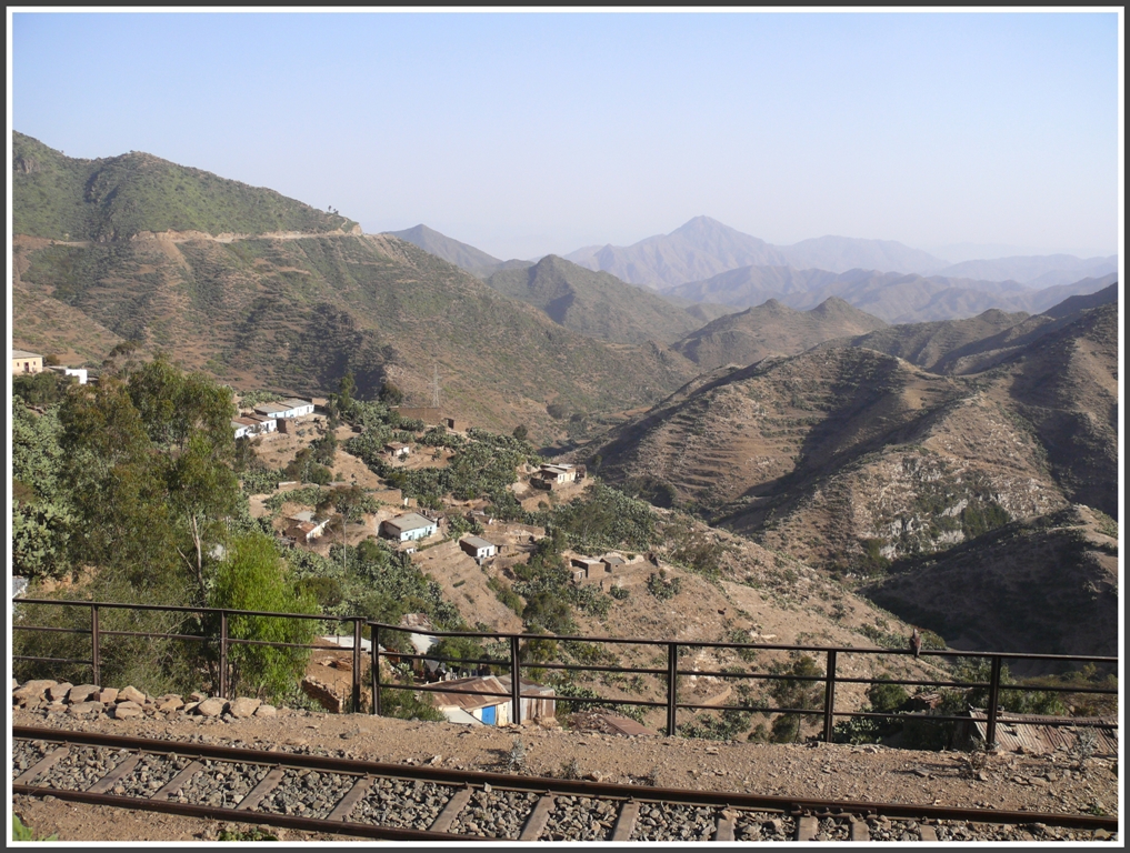 Weitblick Richtung Sden bei Arbaroba. Im Hintergrund verluft die Strasse Richtung Massawa. (01.02.2012)