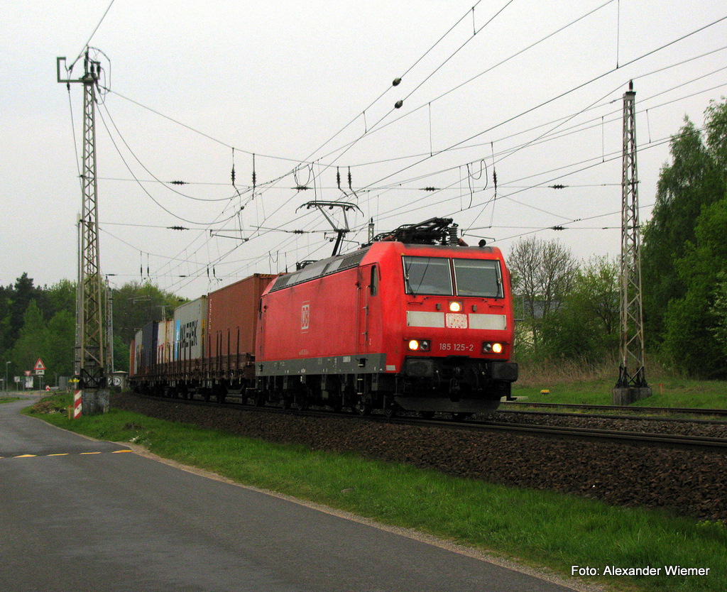 Weiter in Bestensee kam die 185 125-2 mit einem Containerzug Richtung Berlin durch Bestensee um 7:08 am 1.Mai.