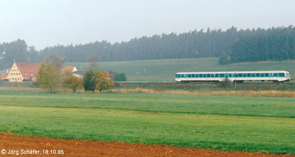 Weiter geht es am Waldrand entlang durch Felder und Wiesen. Bei Sorghof entstand das Bild vom 628/928 im Morgennebel am 18.10.95