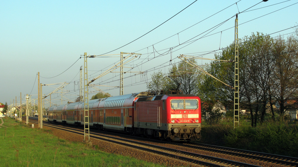 Weiter geht es von mir mit Bildern von der Tour vom 20.04.2011 mit Hannes Mller. Sie fhrte Hannes und mich mal an die Strecke Berlin - Frankfurt(Oder). Und da der frhe Vogel den Wurm fngt, beginnt die Serie um 6:44 mit 143 812-6 die den gesamten Tag als Ersatz auf dem RE 1 pendelte und hier gerade etwas versptet durch Jacobsdorf nach Brandenburg Hbf. rauscht.