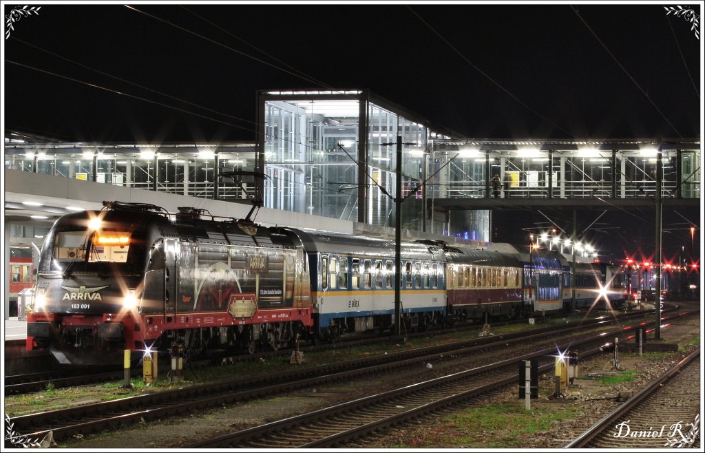 Weiter geht es mit 183 001 von Arriva, schon oft Fotografiert, jedoch im Nachtmodus noch nicht. Deswegen hier mit ALX nach Mnchen. (1.11.2010, Regensburg Hbf) 