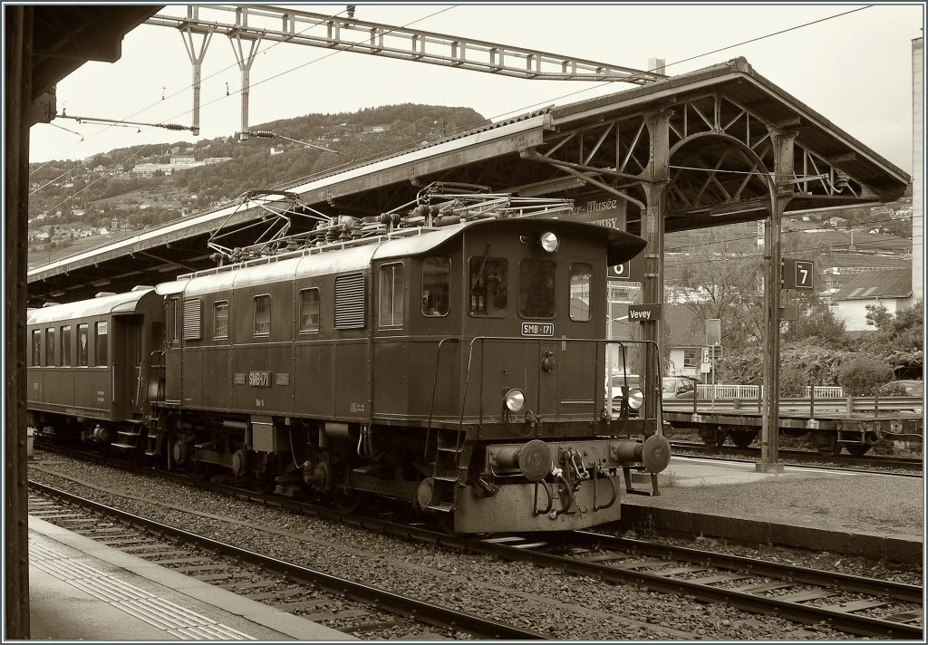 Weiter geht der Reigen der Bilder alter Fahrzeuge: Nach Ce 6/8 und Ae 4/7 vom letzten Samstag, kam ich heute berraschend in den Genuss in Vevey die schne SMB Be 4/4 N 171 fotografieren zu drfen.
27. August 2011