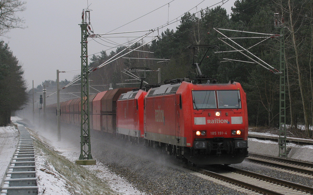 Weiter gehts mal mit meinen 'lteren' Bildern. Hier eine vom 05.02.2012. Es zeigt den 60226 auf der Fahrt von Ziltendorf nach Hamburg. Dieser Zug verkehrt tglich und nimmt dabei den lngeren Weg via Cottbus. Hier im Einsatz 185 191 und eine unbekannte Schwester.