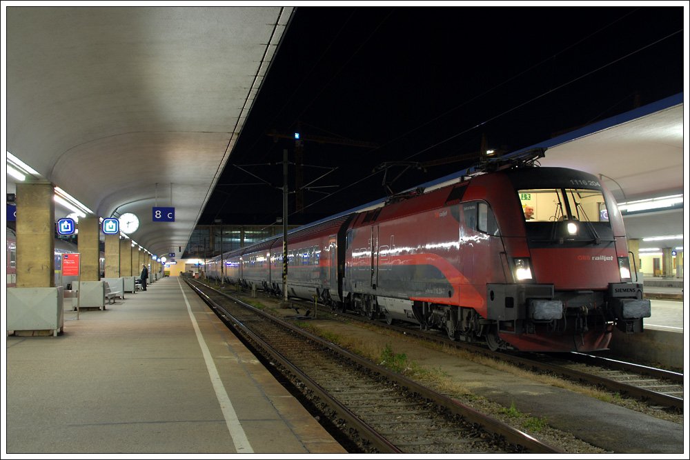 Weiter ging es auf den Wiener Westbahnhof. Mein erstes RailJet Foto! Es zeigt 1116 204 „Spirit of Austria“ mit dem RJ 762 von Wien Westbahnhof nach Innsbruck Hbf. am 28.11.2009 kurz vor der Abfahrt.