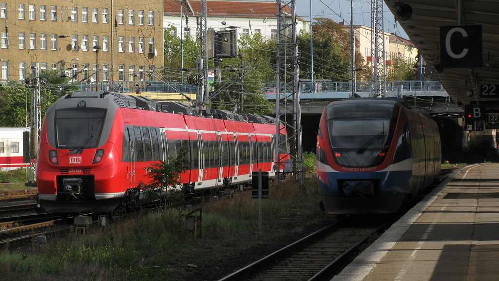 Weiter ging es mit den Belehrungsfahrten von DB Regio Nordost. Hierfr stehen 2 Talent 2 Zge der S Bahn Nrnberg bereit, damit die Tf´s fr ihre Einstze ab (hoffentlich) Dezember 2011 geschult werden. Auf dem Bild schleicht gerade 442 247/747 an mir vorbei und begegnet einem Talent 1 der PEG nach Templin. 06.10.2011