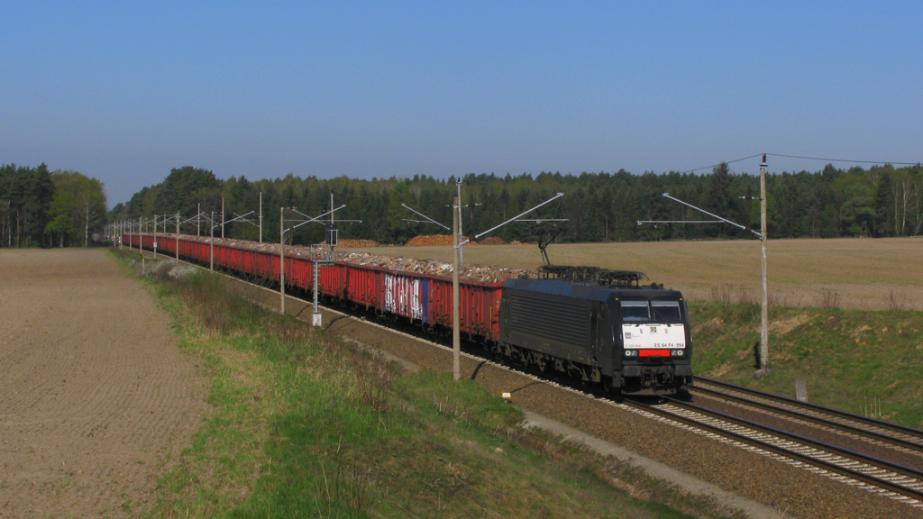 Weiter ging es zu einer Brcke kurz vor dem Bahnhof Frankfurt(Oder) Rosengarten. Hier lies es sich sehr gut aushalten und nach kurzer Wartezeit kam 189 994 von Captrain mit ihrem Holzabfallzug von Rosendaal nach Beeskow. 20.04.2011 