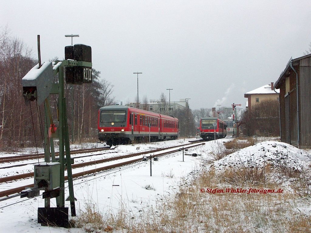 Weiter mit der Kreuzung in Rehau: Die Fahrgäste sind ein-/ausgestiegen. 628262 setzt seine Fahrt nach Hof fort (Mitte). 17.12.2009