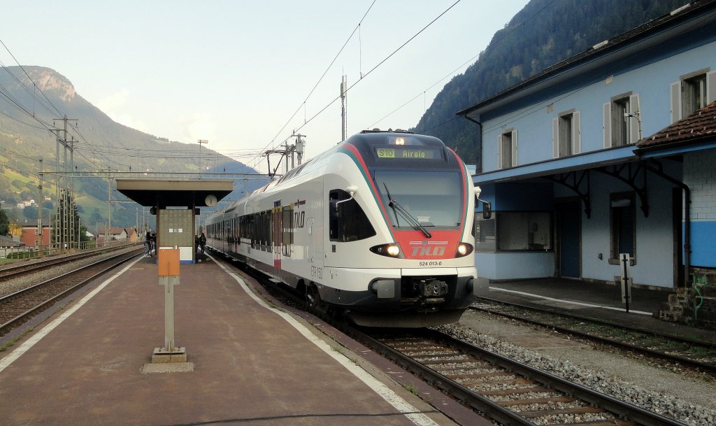 Weiter Weg: Der RABe 524 013-0 wartet am 16.09.11 in Ambri-Piotta auf die Weiterfahrt nach Airolo. Diese S10, die das Tessin von Sden bis Norden abfhrt, bildet nur einen von vier Zgen, die in diesem Bahnhof halten.