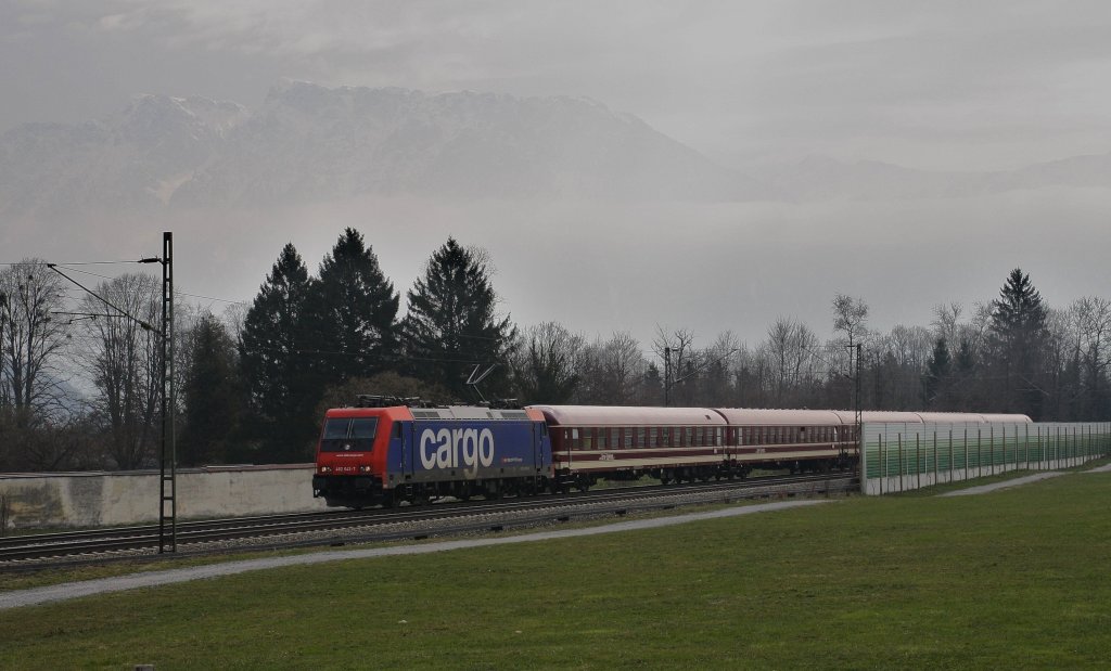 Welch ein Zufall. 482 043-7 der SBB Cargo ist am 23.3.2013 mit einem Sonderzug der Firma Euro-Express bei Niederaudorf im Inntal Richtung Mnchen unterwegs. Am Wagen steht ``Alltours Httentour``, leider wei ich nicht wo er her kam bzw. wo er hin fhrt. Im Hintergrund sind leicht die Berge des Wilden Kaisers zu sehen.