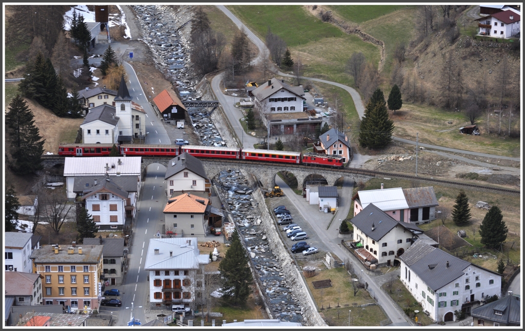 Welch strategische Lage die Fortezza Rohan hat, zeigt auch diese Aufnahme von dort oben auf den R1940, der soeben die Flelapassstrasse und den Fluss Susasca berquert. (21.04.2012)