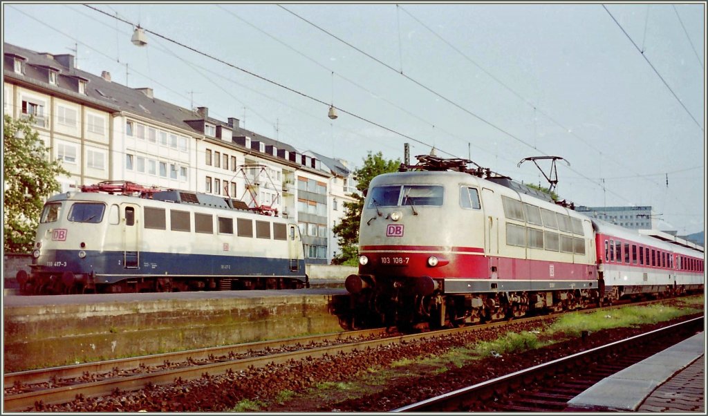 Welche harmonische Formen und bunte Farben zeigte die Bahn um die Jahrtausendwende: DB 103 108-7 mit eine IC und 110 417-3 in Koblenz Hbf am 12. Mai 1998.