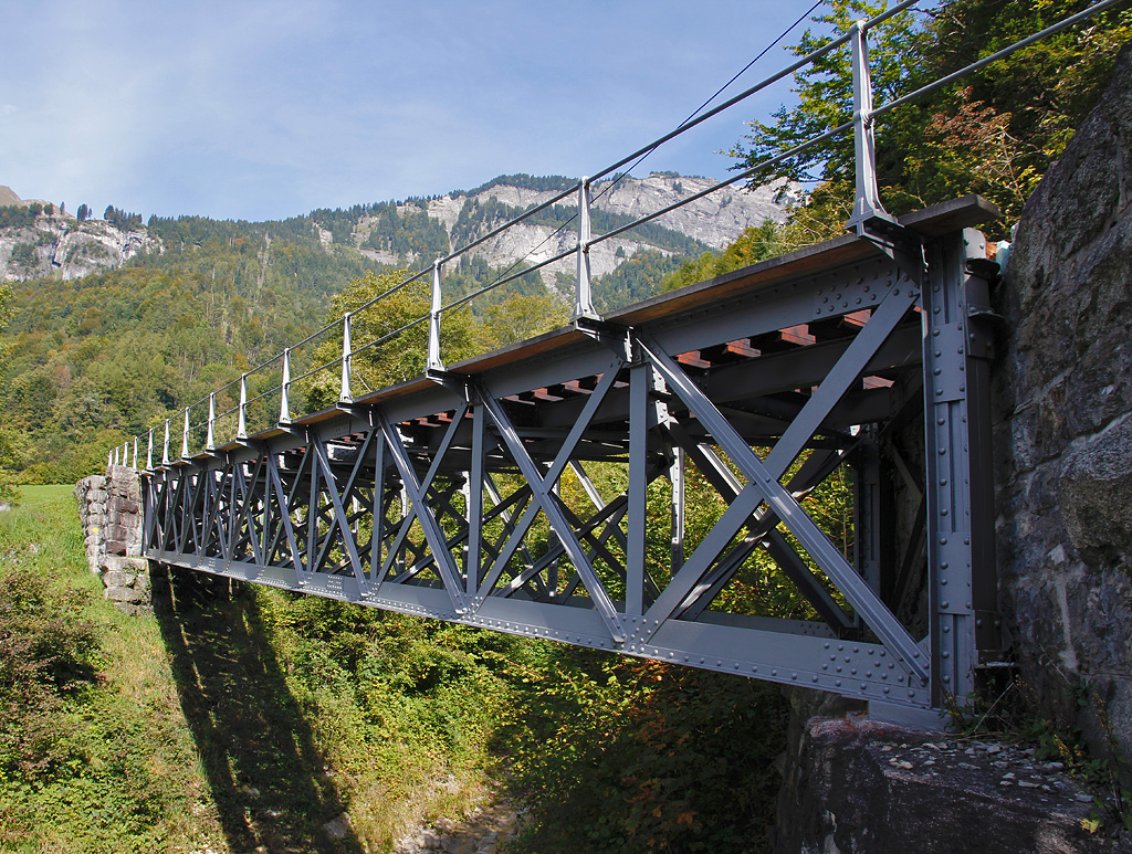 Wellenbergbrcke der BRB mit Baujahr 1891 fhrt ber den Trachtbach und liegt bei km 0.600 oberhalb der Talstation Brienz, 23. Sept. 2010, 11:43