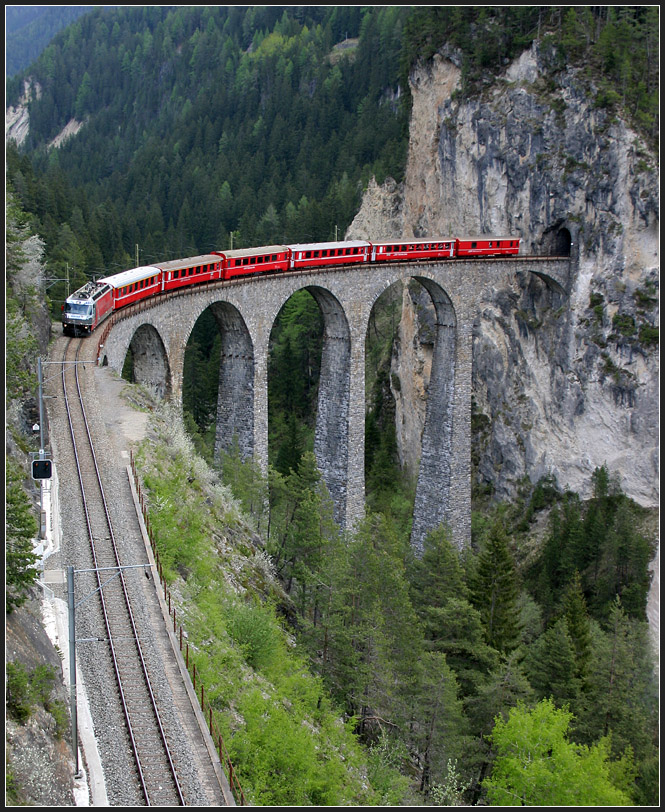 Weltberühmt - 

... das Landwasserviadukt bei Filisur. 

14.05.2008 (M)