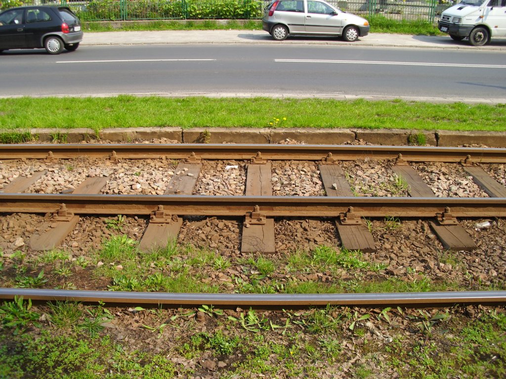 Wem flt auf wobei bei diesem Strassenbahngleis gespart wurde ?(29.04.2011)