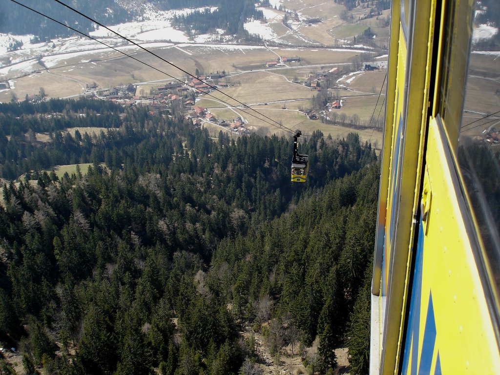 Wendelsteinseilbahn in Bayern, die 2953m lange Grokabinenseilbahn berwindet einen Hhenunterschied von 932m, wurde 1970 in Betrieb genommen, April 2005