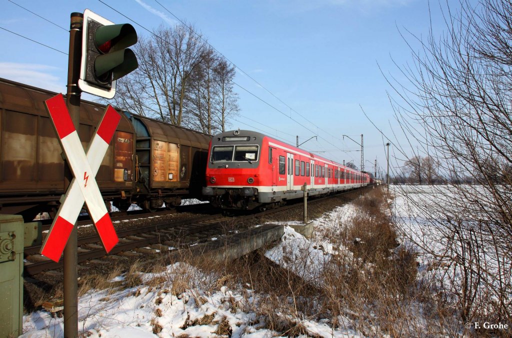 Wendezug der Nrnberger S-Bahn gezogen von DB 143 als S1 39134 Hartmannshof - Bamberg kreuzt einen Gterzug Richtung Nrnberg, KBS 820 Nrnberg - Sonneberg bzw. KBS 890.1 Bamberg - Hartmannshof, fotografiert bei Baiersdorf am 31.01.2012