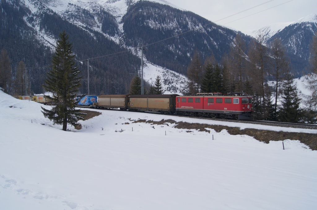 Wenig spter erreicht ein weiterer Gterzug mit der Ge 6/6 II 704 Bergn (3.3.11)