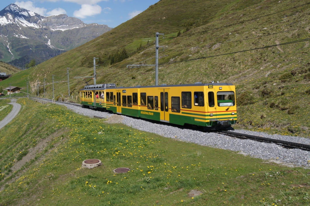 Wenig spter fhrt der gleiche Zug wieder talwrts. (Wengernalp, 21.5.11)