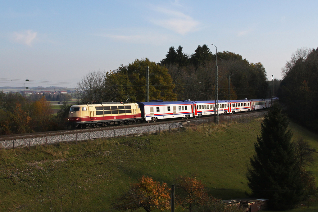 Wenig sp�ter kam 103 245 mit dem „T�rkenzug“ aus Istanbul, leider versteckte sich dann die Sonne hinter Schleierwolken. Aufgenommen am 30.10.2011 in A�ling.