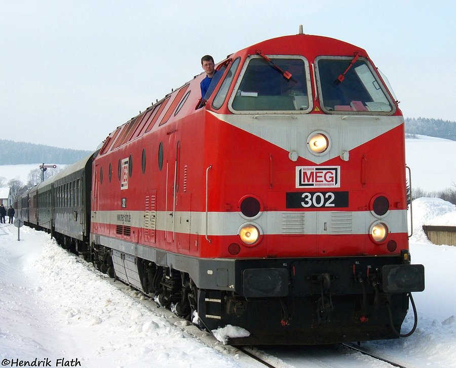 Wenig sp�ter setzte sich MEG 302 in Bewegung um die Wagengruppe etwas vorzuziehen. Aufgenommen in Cranzahl am 06.02.2010