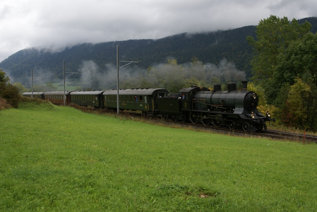 Wenig spter verlsst die A 3/5 705 Travers mit dem einen Teil in Richtung St-Sulpice. (25.9.10)