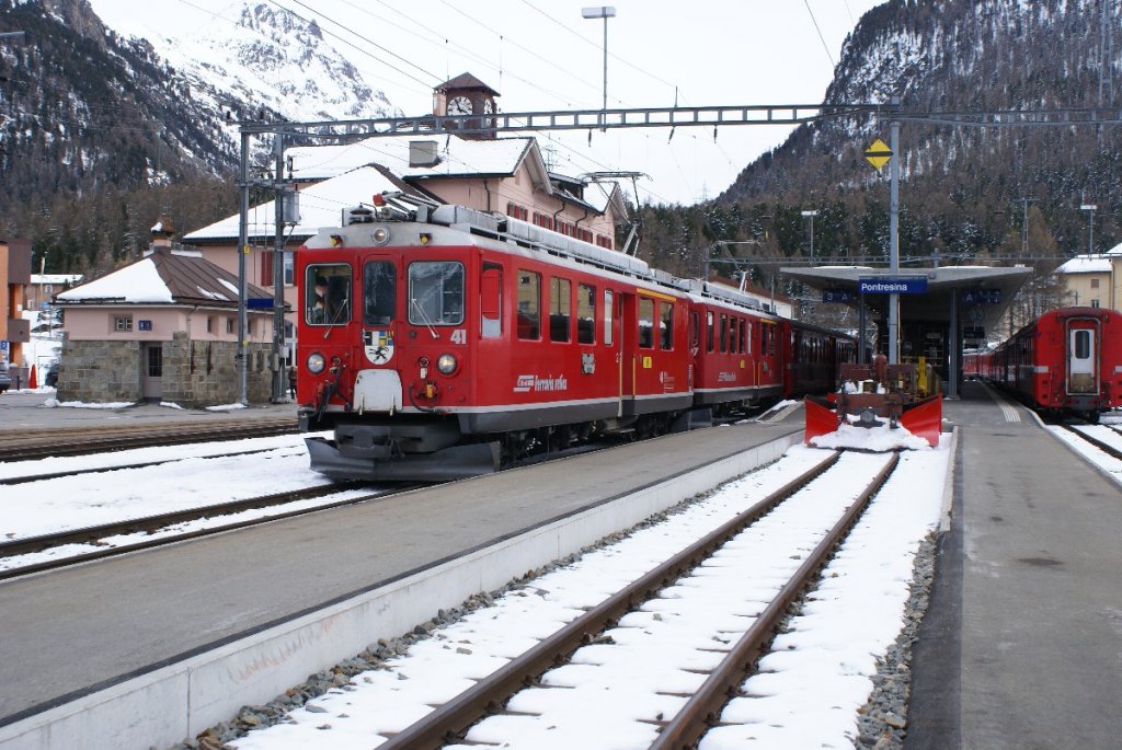 Wenig spter verlsst ein Regionalzug nach St. Moritz mit den ABe 4/4 II 41 und 47 an der Spitze Pontresina.
