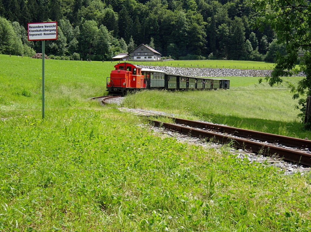 Wenige hundert Meter vor ihrem Ziel- und zugleich Endbahnhof zieht am 03.06.2012 die Diesellok 2091.08 (Baujahr 1940) die Wagen der Bregenzerwaldbahn die Steigung zum Bahnhof Schwarzenberg hinauf. Von der ehemals 35 km langen Bregenzerwaldbahn zwischen Bregenz und Bezau, die von 1902 bis 1980 von der BB betrieben wurde, werden seit 1987 auf der 5 km langen Strecke zwischen Bezau und Schwarzenberg Museumsbahnfahrten durchgefhrt.