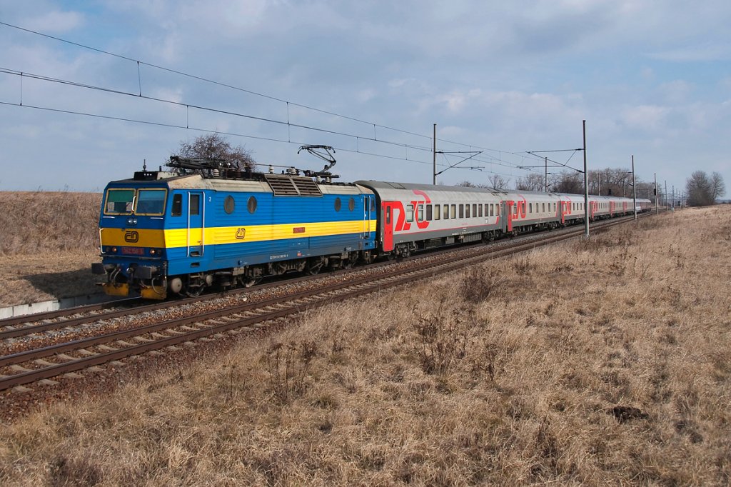 Wenige Kilometer vor Breclav, bei Hrusky konnte am 09.03.2012 der Nachtzug  Moskva-Nice mit CD 362 158, abgelichtet werden.