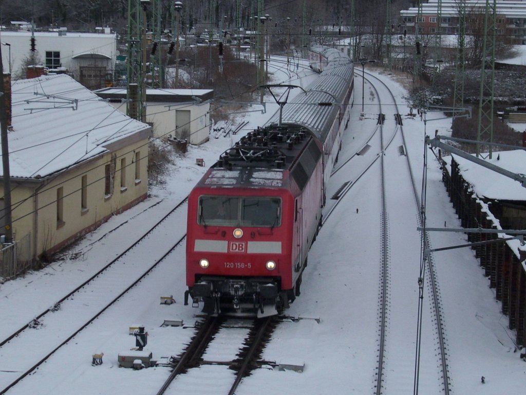 Wenige Minuten nach dem IC 2213 kam der EC 379 Binz-Brno,der ebenfalls am 02.Januar 2010,mit einer 120er bespannt war,in den Bahnhof Bergen/Rgen gefahren.