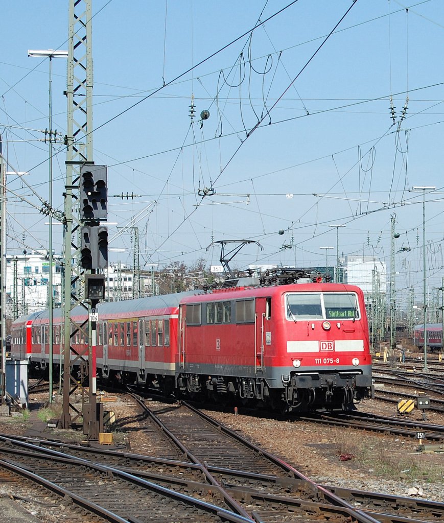 Wenige Minuten nachdem 111 075-8 am 6.4.2010 ihren Regionalzug in den Stuttgarter Hbf geschleppt hatte, wurde die komplette Garnitur in den Abstellbahnhof des BWs bergesetzt.
