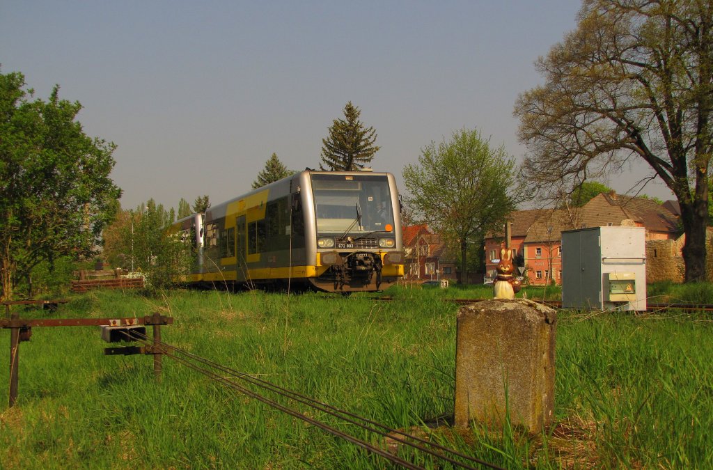 Wenige Minuten spter posierte der Osterhase vor der RB 34871 von Wangen nach Naumburg Ost. Burgenlandbahn 672 902 + 672 911 hatten Dienst, hier zu sehen bei der Einfahrt in Laucha; 22.04.2011