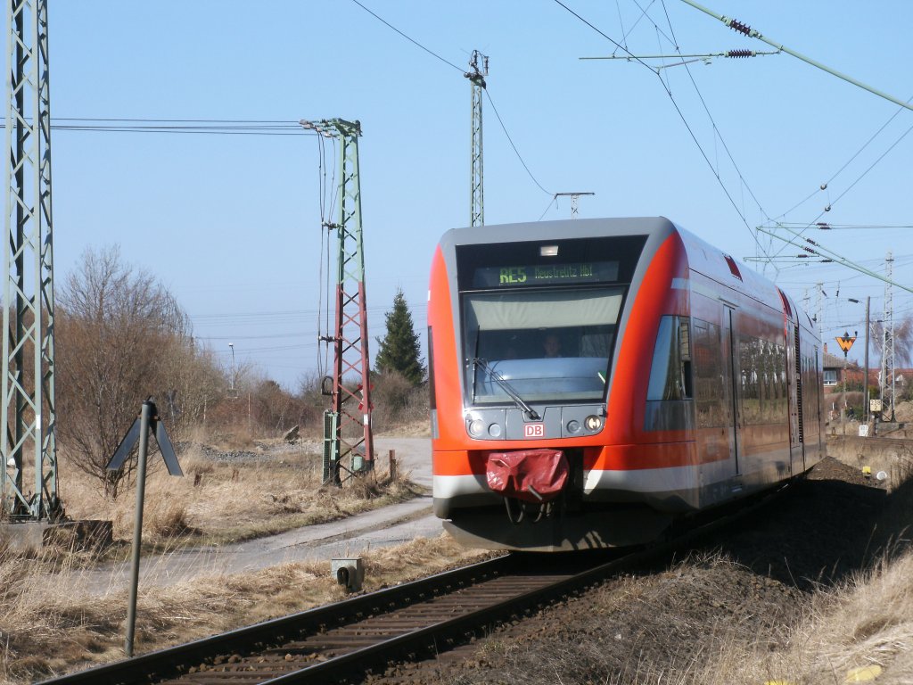 Wenige Minuten spter war der 646 020 am Abzw Stralsund Rgendamm als RE nach Neustrelitz unterwegs.