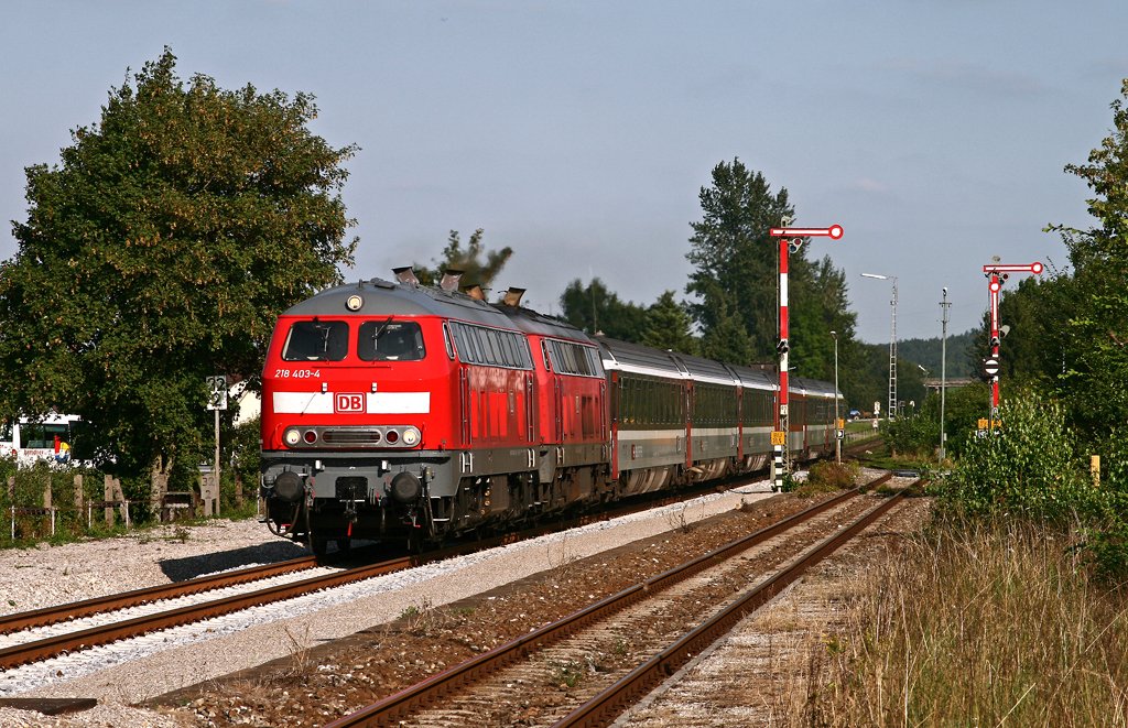 Wenige Minuten versptet durcheilt die mit Neulack versehene 218 403 gemeinsam mit einer weiteren Mhldorfer 218 mit dem EC 192 von Mnchen nach Zrich am Haken den Bahnhof von Sontheim (Schwab).
